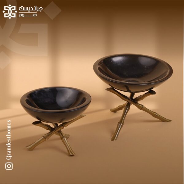 قطعه من رخام لون الأسود وقاعده نحاسيهالحجم الكبير 18cm الحجم الصغير 15cm