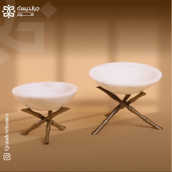 قطعه من الرخام لون الأبيض وقاعده نحاسيهالحجم الكبير  18cmالحجم الصغير  15cm